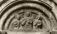 47. A megdicsőült Krisztus két apostol között a gyulafehérvári székesegyház déli kapujának ívmezején, 1210 körül