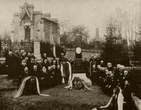 730. 1848-as veternok s az nnepi bizottsg a hzsongrdi temetben, 1903