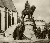 101. Knig Matthias’ Reiterdenkmal auf dem Ring (Hauptplatz) von Klausenburg. Ein Werk von Jnos Fadrusz, 1902