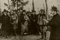 121. Der griechisch-katholische Bischof Iuliu Hossu verliest den Beschluß der Karlsburger rumänischen Nationalversammlung vom 1. Dezember 1918 über die Vereinigung Siebenbürgens und Rumäniens