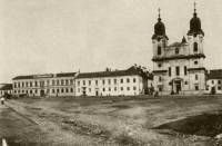 62. La place centrale de Balzsfalva avec l’ancienne cathdrale et l’institut thologique uniates. Photo du dbut du siècle