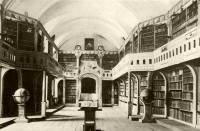 66. La grande salle de la bibliothèque piscopale «Batthyaneum» de Gyulafehrvr, 1781, mobilier des annes 1820