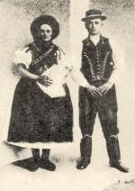 Fiatal hzaspr nnepi viseletben (1914. Disjen, Ngrd m.)