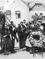 Leánytemetés: a templom elé kitett koporsó a ráboruló gyászolókkal (Pusztafalu, v. Abaúj-Torna m. 1939)