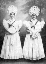 Mária-lányok kalász nélküli koszorúban, fehér ruhában. Gyertyájukat kendőjükkel fogják (Mezőkövesd, Borsod-Abaúj-Zemplén m.)