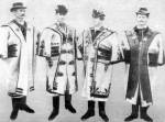 Matyó férfiak szűrben 1895-ből. A két középsőn cifra vőlegényszűr, a bal szélső szűrön szerényebb hímzés, a jobb szélsőn pedig posztóborítás