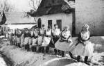 Ünneplőbe öltözött leányok (Buják, Nógrád m., 1930-as évek)