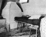 Szobabels kemence melletti rszlete. A nappali pihensre szolgl „gyszkkel”, fltte a rdraval kend szle ltszik (Szakmr, Bcs-Kiskun m., 1965)