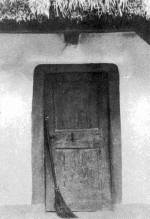 Az ajt el lltott sepr jelzi, hogy a hziak nincsenek otthon. Egyttal vdekezs ronts ellen is (Szilgyballa, v. Szilgy m., 1941)