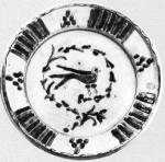 Tál, öblében visszakanyarodó ágon ülő madárral (Székelyföld, 19. sz. eleje) Bp. Néprajzi Múzeum