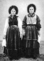 Asszonyok csepeszben, cskos szoknyban s ktnyben (Cskszentdomokos, v. Csk m., 1895)