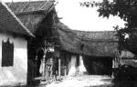 Udvar, a hz mellett faragott oszlopos kamrval (Krgy, v. Szerm m., 1910)