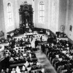 Eskv s mise rmai katolikus templomban. Jobboldalt a frfiak, baloldalt a nk lnek. (Szkelyvarsg, v. Udvarhely m., 1977)