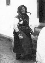 92. Jász ködmönt viselő asszony, Tura (Pest-Pilis-Solt-Kiskun megye). Márkus Mihály felvétele, 1939 (Néprajzi Múzeum, Budapest)