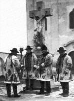 99. Sokác férfiak hosszú ködmönben, Mohács (Baranya megye). Gönyey Sándor felvétele, 1923 (Néprajzi Múzeum, Budapest)