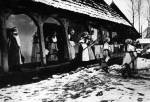 104. Lányok fonóba menet, Kalotaszeg (Kolozs megye). Erdélyi Zoltán felvétele, 1940-es évek (Néprajzi Múzeum, Budapest)