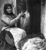129. A sörtés rostfésű használata, Méra (Kolozs megye). Rearick Elisabeth felvétele, 1932 (Néprajzi Múzeum, Budapest)