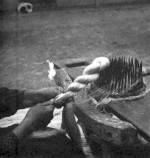 130. A legfinomabb szálaszösz fejbecsavarása, Szamosszeg (Szatmár megye). Szolnoky Lajos felvétele, 1948 (Néprajzi Múzeum, Budapest)