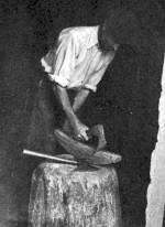 200. Bognár szekercével, Tahitótfalu (Pest megye). Sz. Raffay Anna felvétele, 1951 (Néprajzi Múzeum, Budapest)