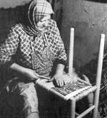 271. Székkészítés: az ülés bekötése gyékénnyel, Ófalu (Baranya megye). Lantos Miklós felvétele, 1970