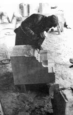 324. Díszes faragott kő készítése a budapesti Országház restaurálásához, Süttő (Komárom megye). Hála József felvétele, 1984