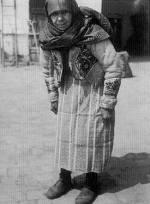 134. regasszony ktnyknt viselt abrosszal, kdmnben, babos kendben. Srpilis (Tolna megye). Fl Edit felvtele, 1938 (Nprajzi Mzeum, Budapest)