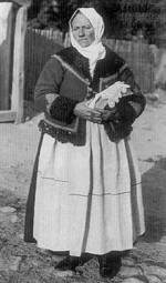 135. Kzpkor asszony rncolt, szles ktnyben, vatts kabtban. Nagybrzsny (Pest megye). bner Sndor felvtele, 1932 (Nprajzi Mzeum, Budapest)