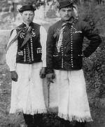 158. Legnyek vszonruhban, gombos lajbiban, bokrts kalapban. Martos (Komrom vrmegye). Btky Zsigmond felvtele, 1907 (Nprajzi Mzeum, Budapest)