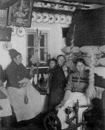 28. Fon asszonyok a szobban. Szentistvn (Borsod-Abaj-Zempln megye). bner Sndor felvtele, 1929 (Nprajzi Mzeum, Budapest)