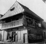 55. Emeletes lakhz, a fldszinten vegyesbolt. Kzdivsrhely (volt Hromszk megye). Antal Dezs felvtele, 1941 (Nprajzi Mzeum, Budapest)