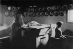 82. Kamars asztal s hegedht szk a szobban. Magyarvalk (volt Kolozs megye). Gergely Pl felvtele, 1933 (Nprajzi Mzeum, Budapest)