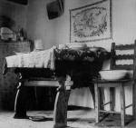 83. Terpeszlb asztal (19. szzad) s vzas szk a nyri konyhban. Mtraalms (volt Szuha-huta) (Heves megye). Szab Jen felvtele, 1966 (Nprajzi Mzeum, Budapest)