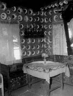 87–88. Tisztaszoba berendezse, asztalszeglet s vetett gy az 1950-es vekben. Magyarvista (volt Kolozs megye). Hofer Tams felvtele, 1962 (Nprajzi Mzeum, Budapest)