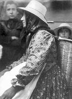 73. Piacoló zsidó asszony. Felsőfernezely (Szatmár vm.) – Móricz Zsigmond felv. 1909. Néprajzi Múzeum, Budapest F 10 072