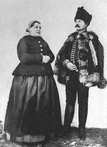 83. Mánta német házaspár ünnepi viseletben. Mecenzéf (Abaúj vm.) – Jankó János felv. 1895. Néprajzi Múzeum, Budapest F 456