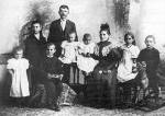 88. Polgári család. Pápa vidéke (Veszprém vm.) – Karczagi nevű fényképész felv. 1908-ban. Néprajzi Múzeum, Budapest F 270 247