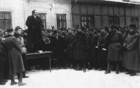 Pogny Jzsef, a katonatancs elnke bcsztatja az Ipoly menti vdvonalhoz indul katonkat. Jzsefvrosi plyaudvar, 1919. februr 5.