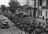 Magyar lovasság átvonul egy elfoglalt szovjet városon, 1942. július