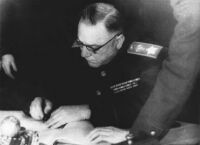Vorosilov marsall alrsval ltja el a magyar–szovjet fegyverszneti egyezmnyt. Moszkva, 1945. janur