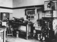 Egyeslt Izz, Elektroncs-laboratrium (1930 k.)