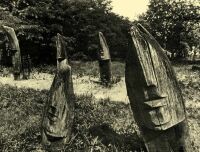 53. Friedhof mit Grabhlzern