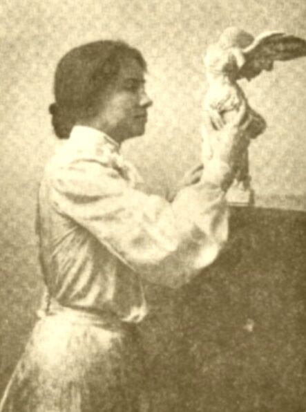 Helen Keller egy szobrot érint