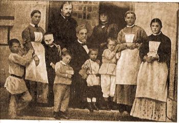 Pasteur (ül) és Mecsnikoff (áll) a veszettségből kigyógyított gyermekek között.