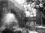 Szökőkút az 1970-es években a könyvtár mellett