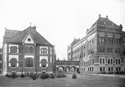 A könyvtár épülete a központi épülettel 1909-ben