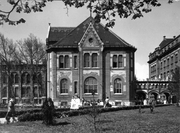 A könyvtár déli oldala az 1960-as években