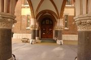 A könyvtár bejárata