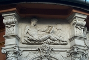 Az udvari homlokzaton a terasz feletti bal oldali szobor