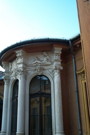 Az udvari homlokzaton a terasz feletti jobb oldali szobor