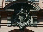 A Reviczky utcai bejárat fölötti címer
